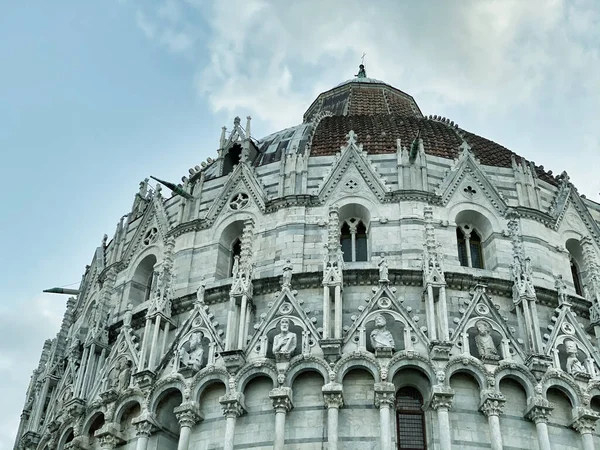 Baptistery of Pisa at sunset, Field of Miracles, Tuscany, Italy — Stock Photo, Image