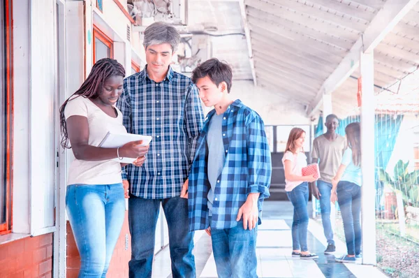 Lehrer Auf Dem Schulflur Gespräch Mit Seinem Klassenzimmer — Stockfoto