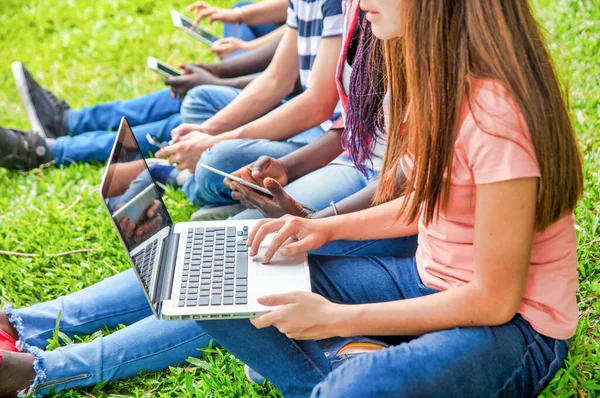 Grupo Adolescentes Multiétnicos Aire Libre Utilizando Gadgets Techno — Foto de Stock