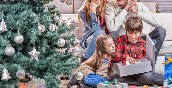 Glückliche Familie zu Hause für Weihnachtsfeiertage — Stockfoto