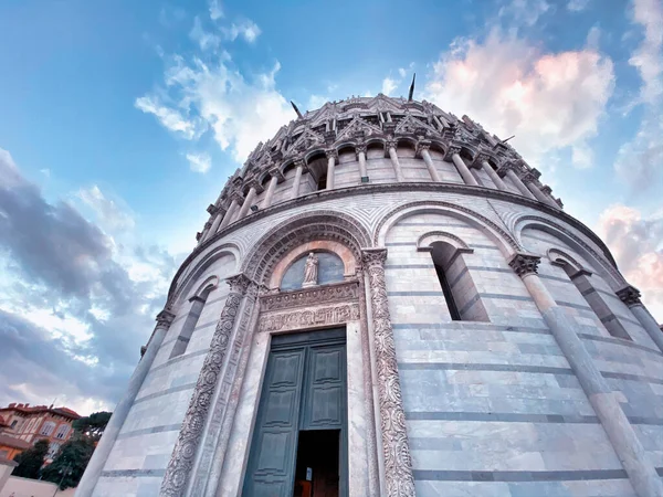 Batistério de Pisa ao pôr-do-sol, Campo dos Milagres, Toscana, Itália — Fotografia de Stock