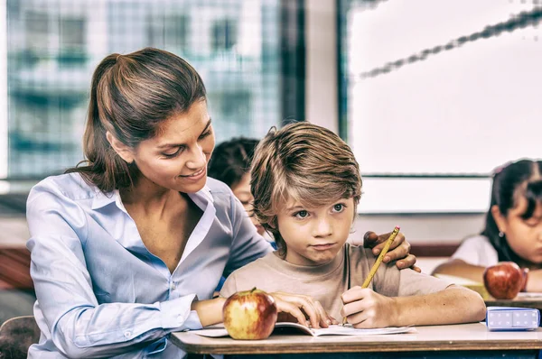 Kvinnlig Lärare Som Förklarar För Sina Elever Grundskolan — Stockfoto