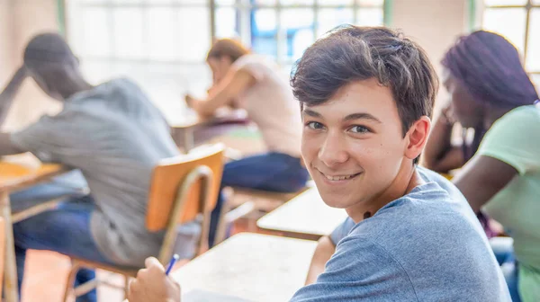 Confidente Caucasico Adolescente Ragazzo Aula Fare Scuola Test — Foto Stock