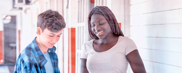 Caucásico Chico Africano Chica Escuela Sonriendo Juntos — Foto de Stock