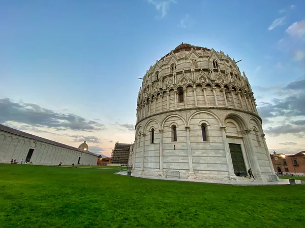 Baptistery of Pisa at sunset, Field of Miracles, Tuscany, Italy — Stock Photo, Image