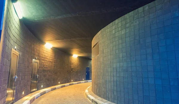 Tunnel piétonnier urbain, formes géométriques — Photo