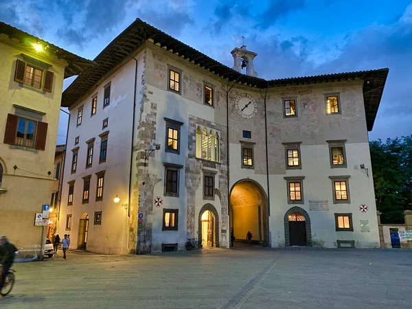 Pisa, Itálie - 27. září 2019: Turisté na rytířském náměstí — Stock fotografie