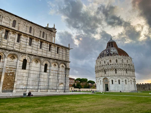 Pisa, Italien - 27 september 2019: Mirakelfält vid solnedgången — Stockfoto