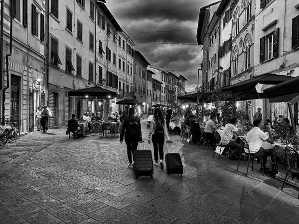 PISA, ITALIE - 27 SEPTEMBRE 2019 : Touristes le long des rues de la ville à — Photo