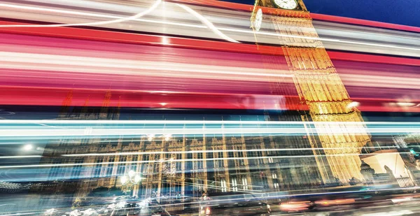 Hermosos senderos de luz de autobús bajo Big Ben, Londres —  Fotos de Stock