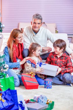 Tatiller ve kutlama konsepti - Evde mutlu bir aile kutlaması