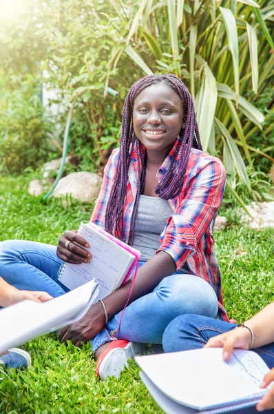 Menina Africana Livre Fazendo Lição Escola — Fotografia de Stock