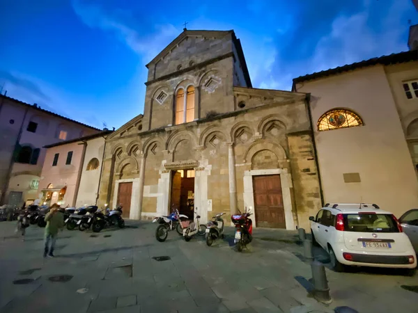 PISA, ITALY - SEPTEMBER 27, 2019: San Frediano Church and Square — Stock Photo, Image