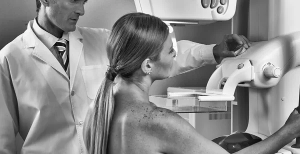 在医生监督下接受乳房X光检查的妇女 — 图库照片