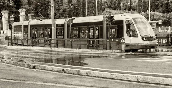 РИМ - 14 мая 2014 года: Поезд ATAC ускоряется в центре города. ATAC — стоковое фото