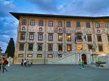 Pisa, İtalya - 27 Eylül 2019: Knights Meydanı 'nda turistler 