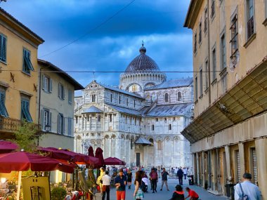 Pisa, İtalya - 27 Eylül 2019: Şehir sokakları boyunca turistler