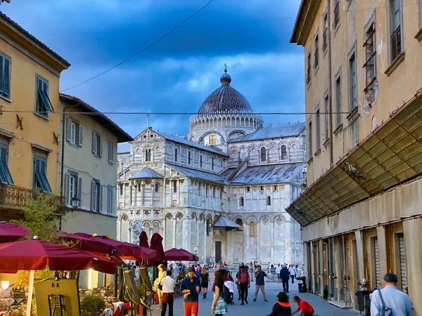 Piza, Włochy - 27 września 2019: Turyści wzdłuż ulic miasta — Zdjęcie stockowe