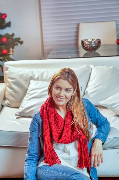Junge Frau zu Hause für Weihnachten mit Geschenken. glückliche Familie in ho — Stockfoto