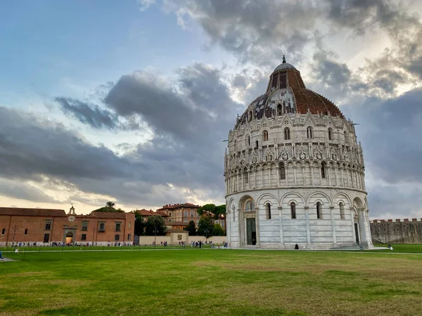 Pisas dopfunt vid solnedgången, Mirakelfältet, Toscana, Italien — Stockfoto