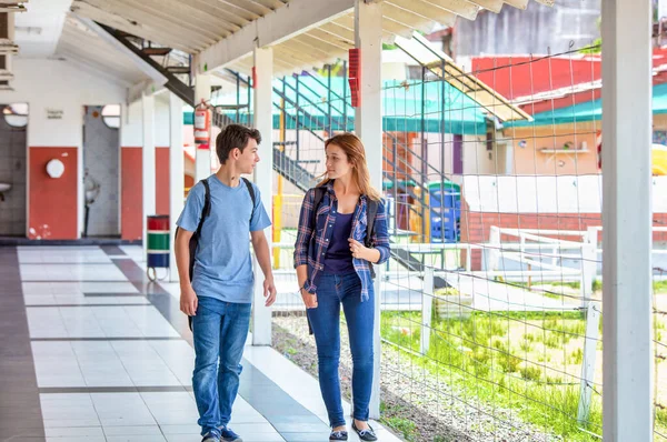 Adolescenti Scuola Coppia Caucasico Ragazza Ragazzo Parlando Nel Corridoio — Foto Stock