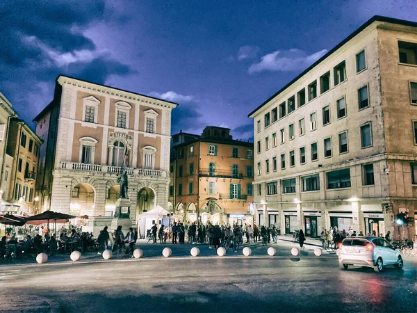 PISA, ITALY - SEPTEMBER 27, 2019: Garibaldi Square with tourists — Stock Photo, Image