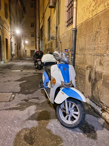 Pisa, İtalya - 27 Eylül 2019: Vespa mavi ve beyaz motosiklet