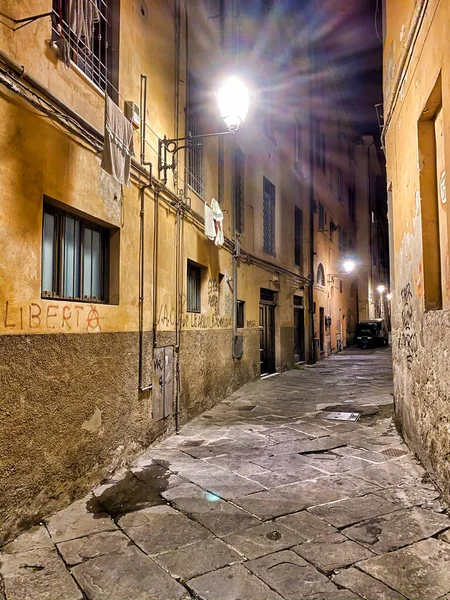 Pisa 'nın güzel sokakları geceleyin, İtalya — Stok fotoğraf