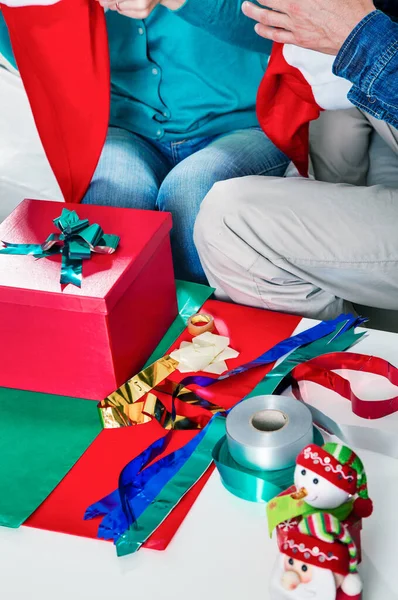 Familia en casa con cajas de regalo de Navidad —  Fotos de Stock