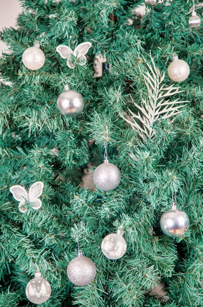 Χριστουγεννιάτικο δέντρο γεμάτο μπάλες — Φωτογραφία Αρχείου