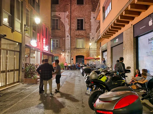 ピサ,イタリア- 2019年9月27日:観光客が集まる街 — ストック写真