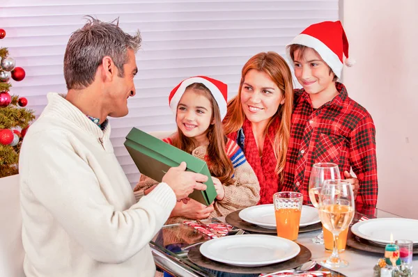 Feriados e conceito de celebração - Família feliz em casa celebrat — Fotografia de Stock