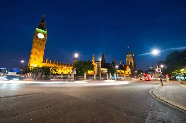 Tráfico nocturno en Westminster, Londres. El Big Ben y Houese de P — Foto de Stock