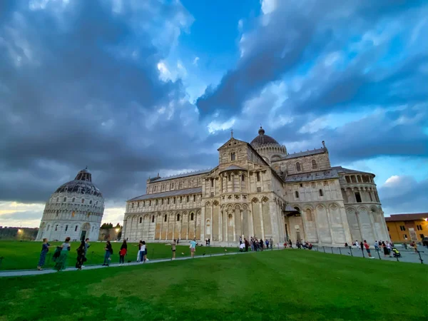 PISA, ITALIE - 27 SEPTEMBRE 2019 : Champ des miracles au coucher du soleil — Photo