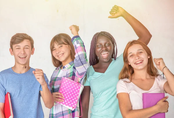 Счастливая Многонациональная Группа Внутри Изолирована Белом Фоне Концепция Подростка — стоковое фото