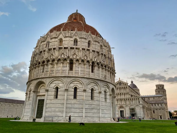 PISA, ITALY - SEPTEMBER 27, 2019: Field of Miracles at sunsetwit — Stock Photo, Image