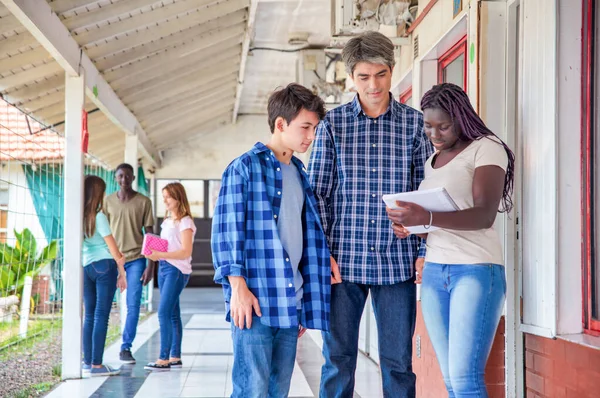 Lehrer Auf Dem Schulflur Gespräch Mit Seinem Klassenzimmer — Stockfoto