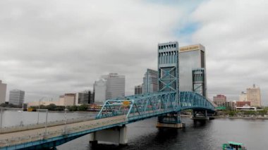 Bulutlu bir günde Jacksonville şehrinin hava görüntüleri.