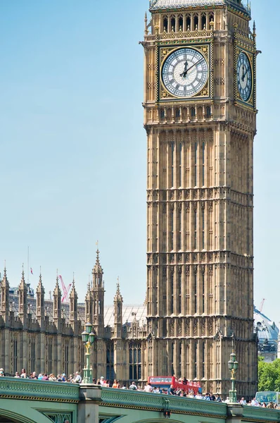 LONDRES - JUNHO 2015: Tráfego ao longo da ponte de Westminster com vermelho do — Fotografia de Stock