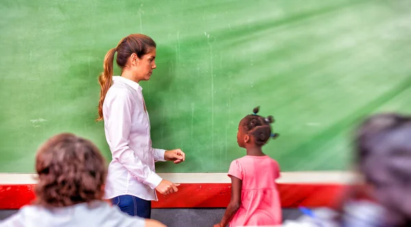 Afrikaans Meisje Basisschool Met Leraar Voor Groen Schoolbord — Stockfoto