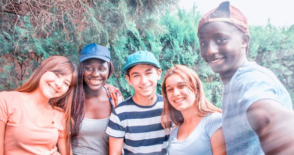 Gruppo Adolescenti Multietnici All Aperto Godendo Del Tempo Libero — Foto Stock