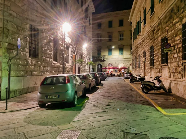 PISA, ITALIA - 27 de septiembre de 2019: Las calles de la ciudad con los turistas en — Foto de Stock