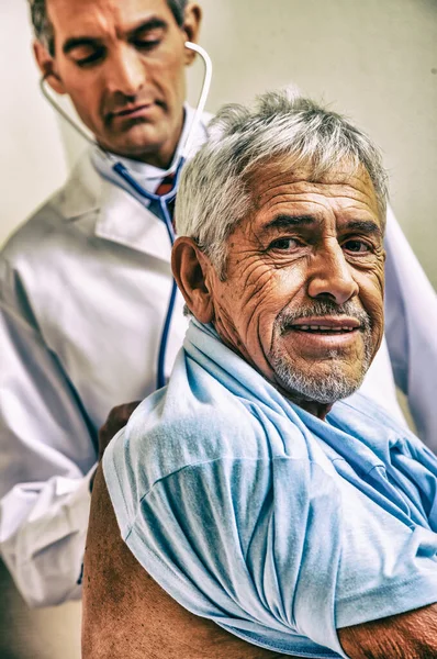 Zelfverzekerde Arts Bezoekt Oudere Mannelijke Patiënt Ziekenhuis — Stockfoto