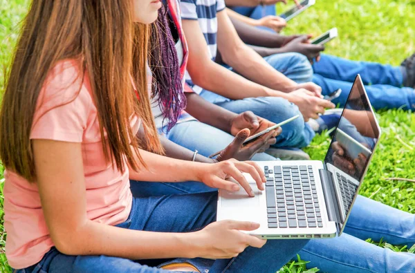 Grupo Adolescentes Multiétnicos Aire Libre Utilizando Gadgets Techno — Foto de Stock