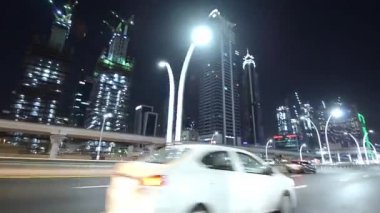 Dubai şehir merkezinde otoyolda giden arabaların görüntüleri, uae