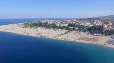 Güzel dalgalı deniz kıyılarının manzaralı görüntüleri