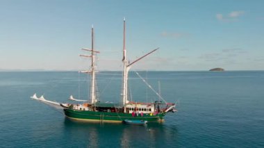 Güzel dalgalı deniz kıyılarının manzaralı görüntüleri