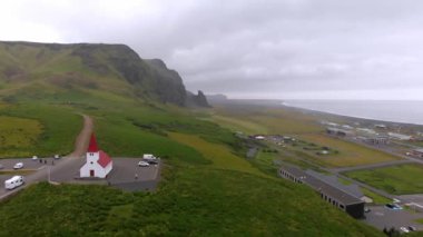 Güzel dalgalı deniz kıyılarının manzaralı görüntüleri