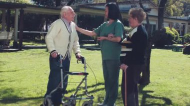 Yaşlıların huzurevinde zaman geçirdikleri görüntüler