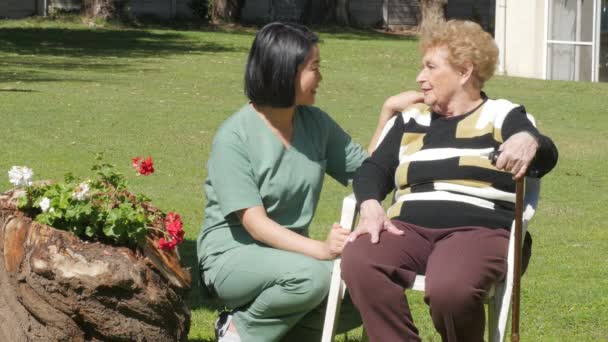 Beeldmateriaal Van Verpleegster Praten Met Oudere Vrouw Bejaardentehuis — Stockvideo